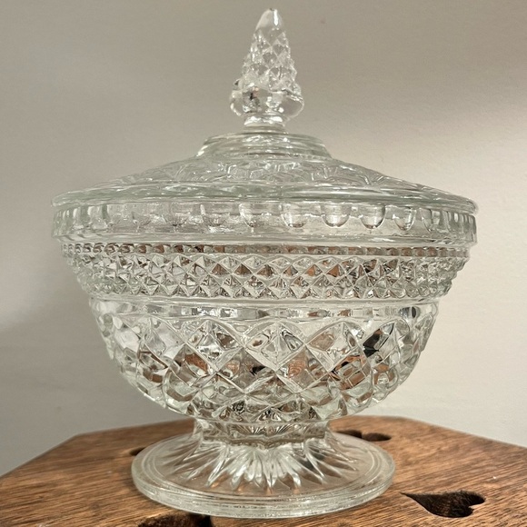 Elegant Crystal Glass Candy Dish - Picture 1 of 6